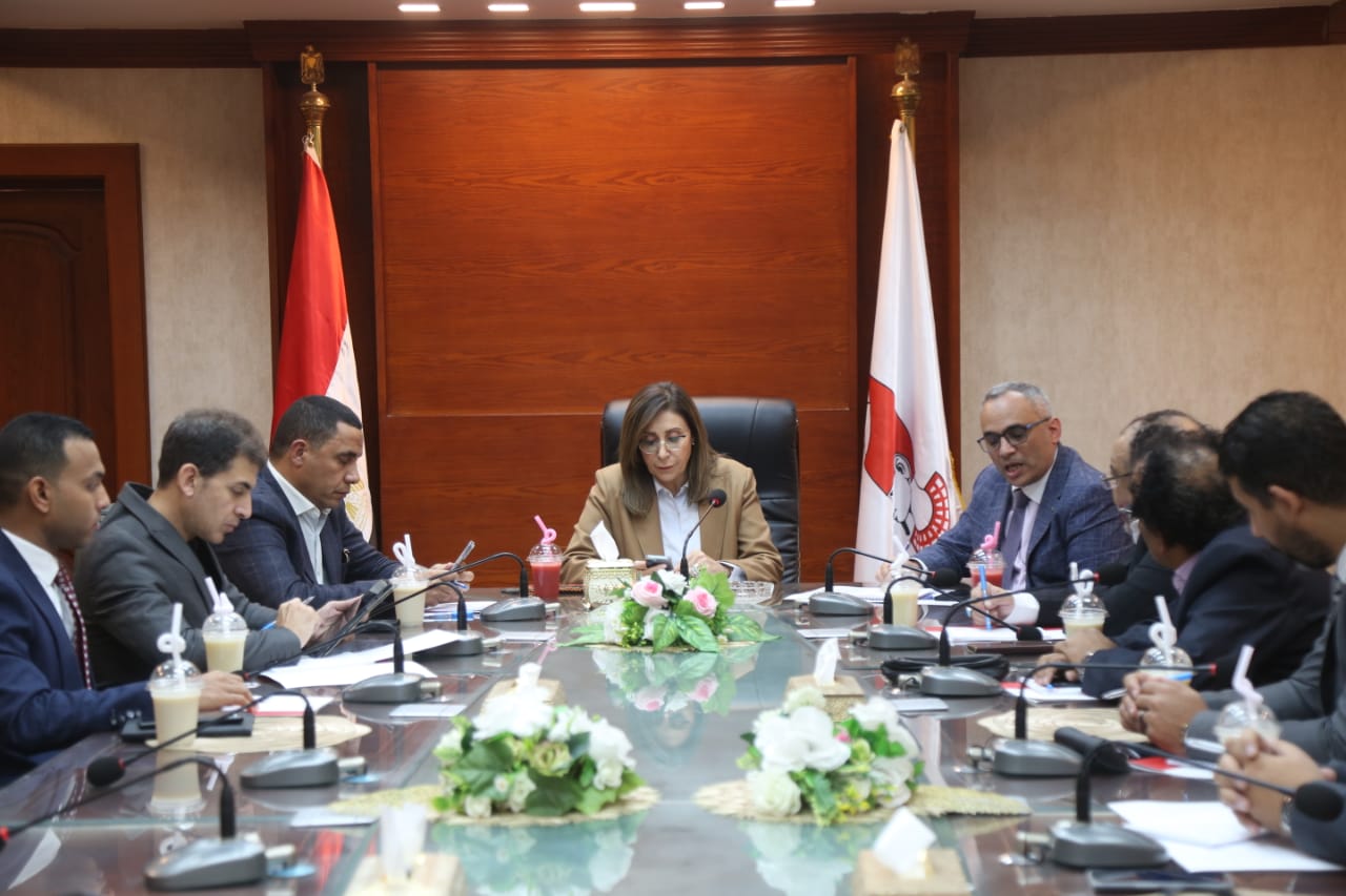 وزيرة الثقافة تجتمع بمديري إقليم وسط الصعيد الثقافي لوضع استراتيجية تطوير المنظومة وتوجه بإعداد برنامج شهري للفعاليات وعمل تقارير شهرية لتقييم الأداء