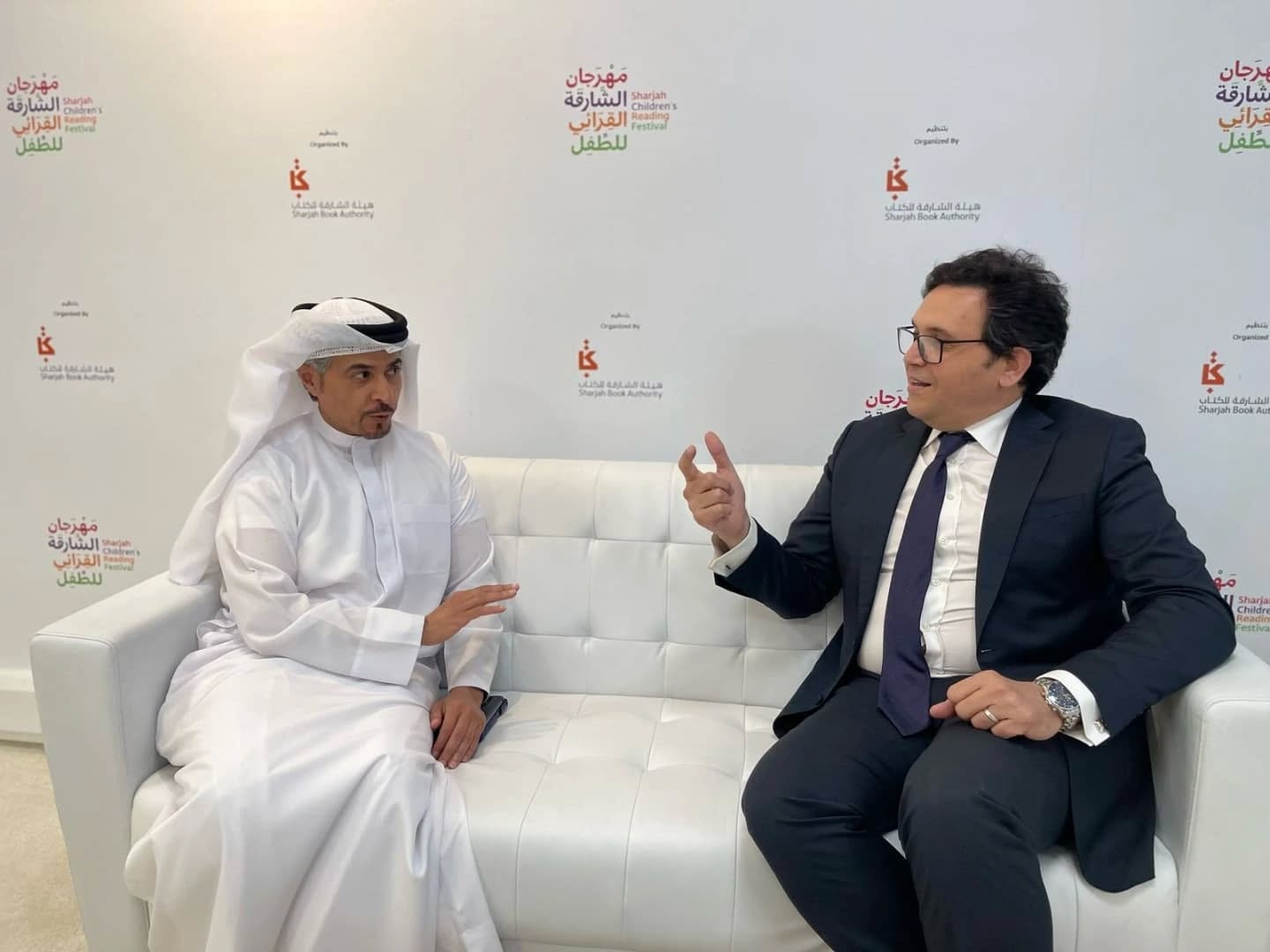 وزير الثقافة يلتقي الرئيس التنفيذي لهيئة الشارقة للكتاب ويجري جولة موسعة بأجنحة مهرجان الشارقة القرائي للطفل ويشيد بالتعاون المثمر